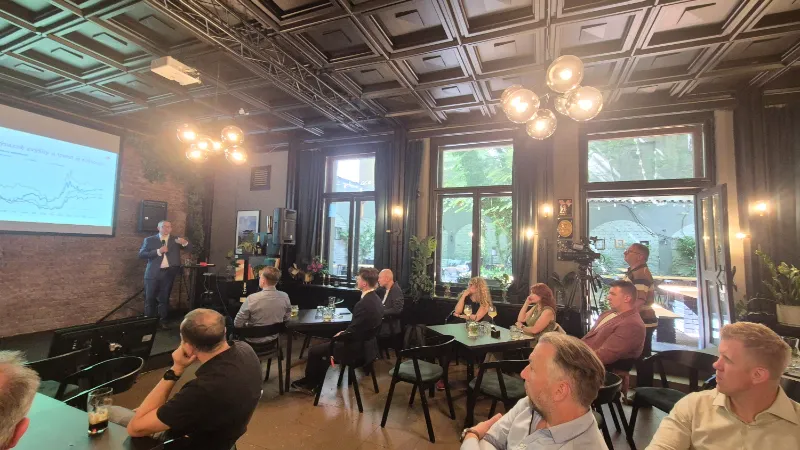 Pohled do sálu — účastníci sledují prezentaci v interiéru Arthur's Pub
